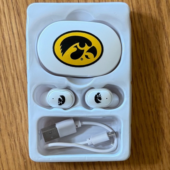 Game Day Outfitters "IOWA" Wireless Earbuds - Picture 2 of 8